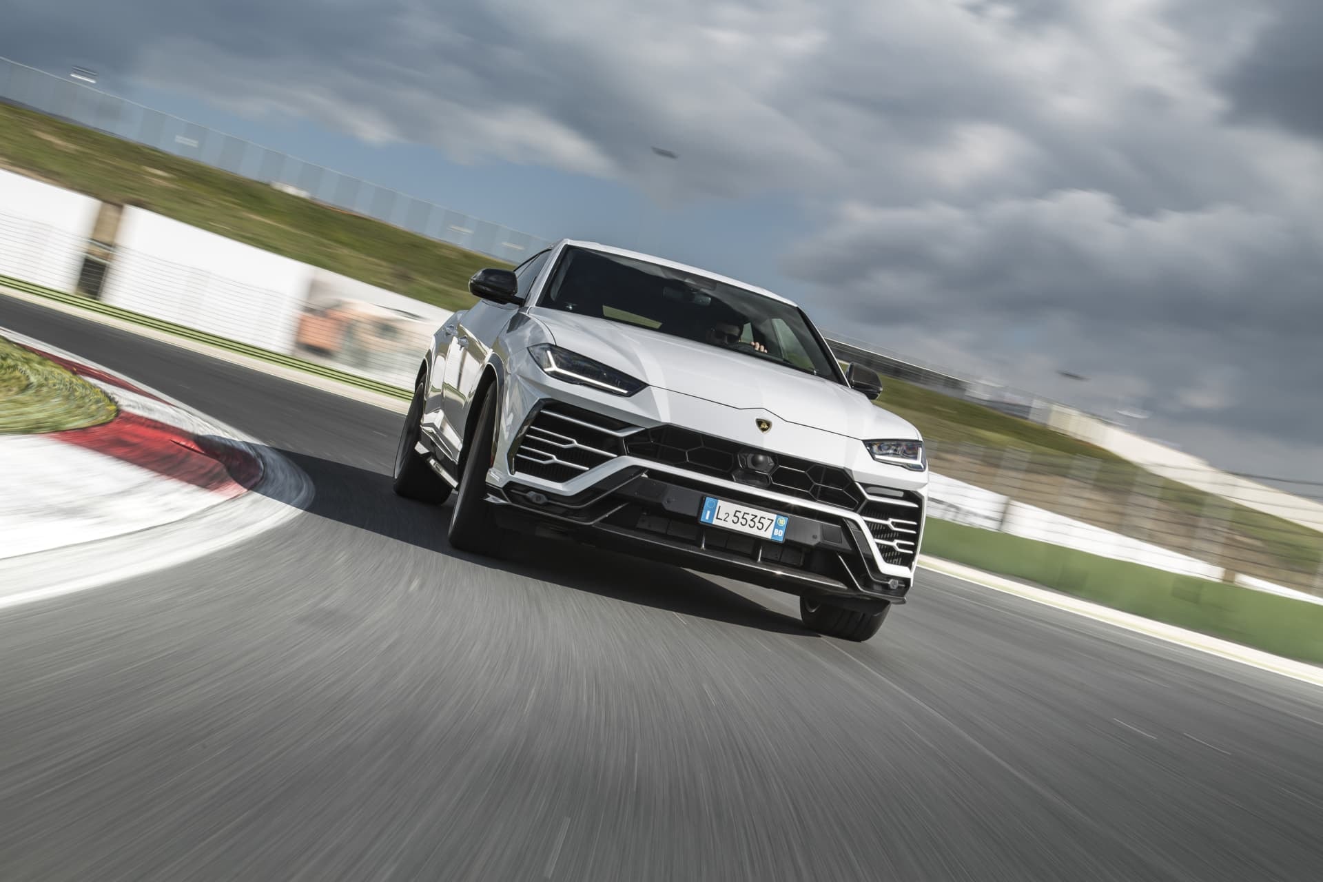 Lamborghini Urus blanco acechando la pista con su diseño imponente