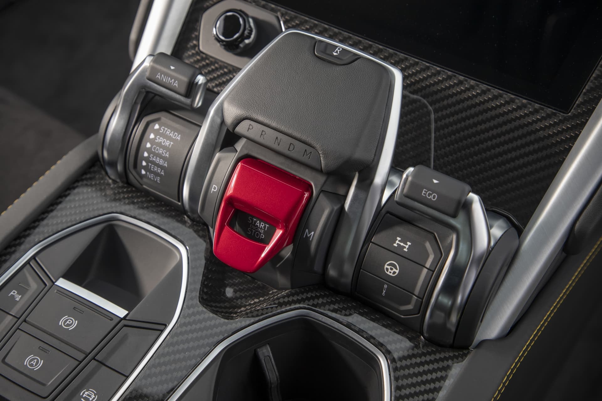 Consola central del Lamborghini Urus con múltiples interruptores de control.