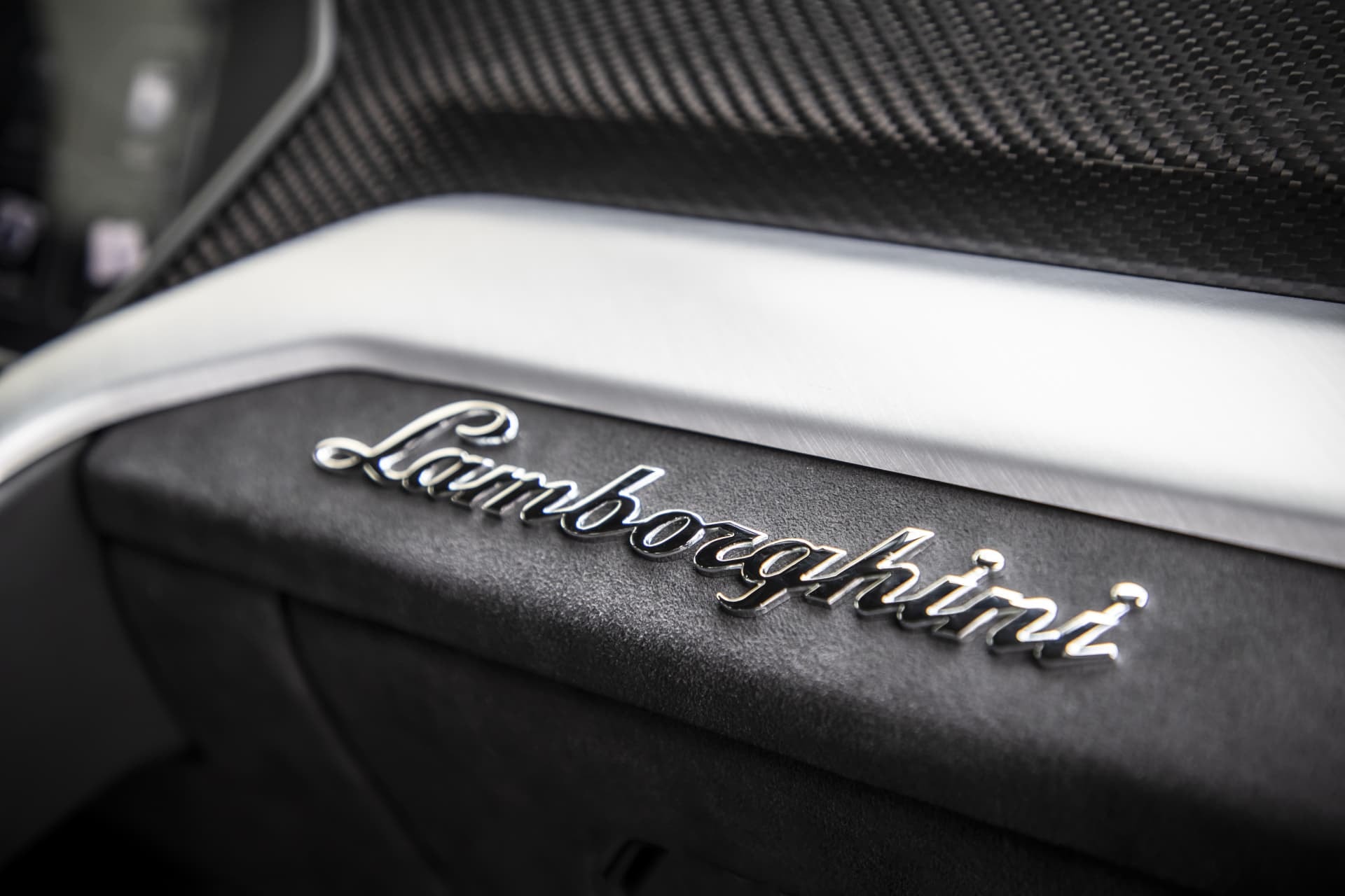 Letras 'Lamborghini' bordadas en el detalle del asiento del Urus.