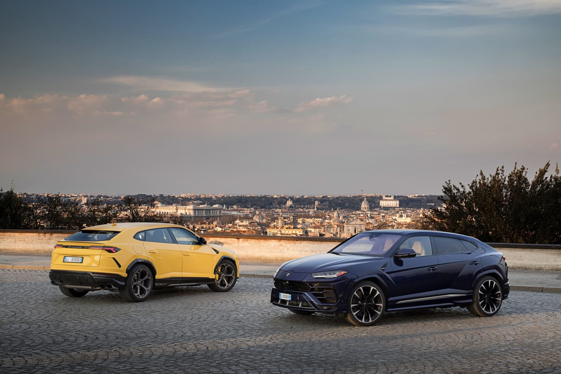 Contraste de colores en el Lamborghini Urus refleja su perfil deportivo y elegante.