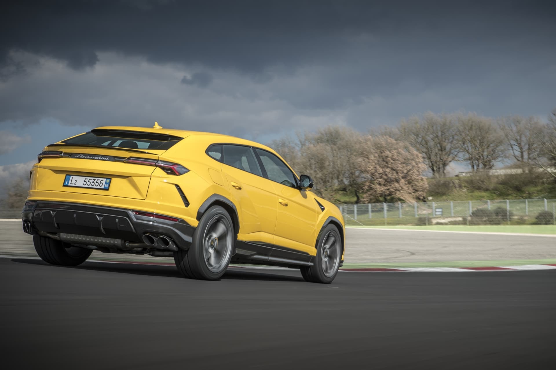 Una imagen dinámica del Urus amarillo con su distintiva línea y luces traseras.