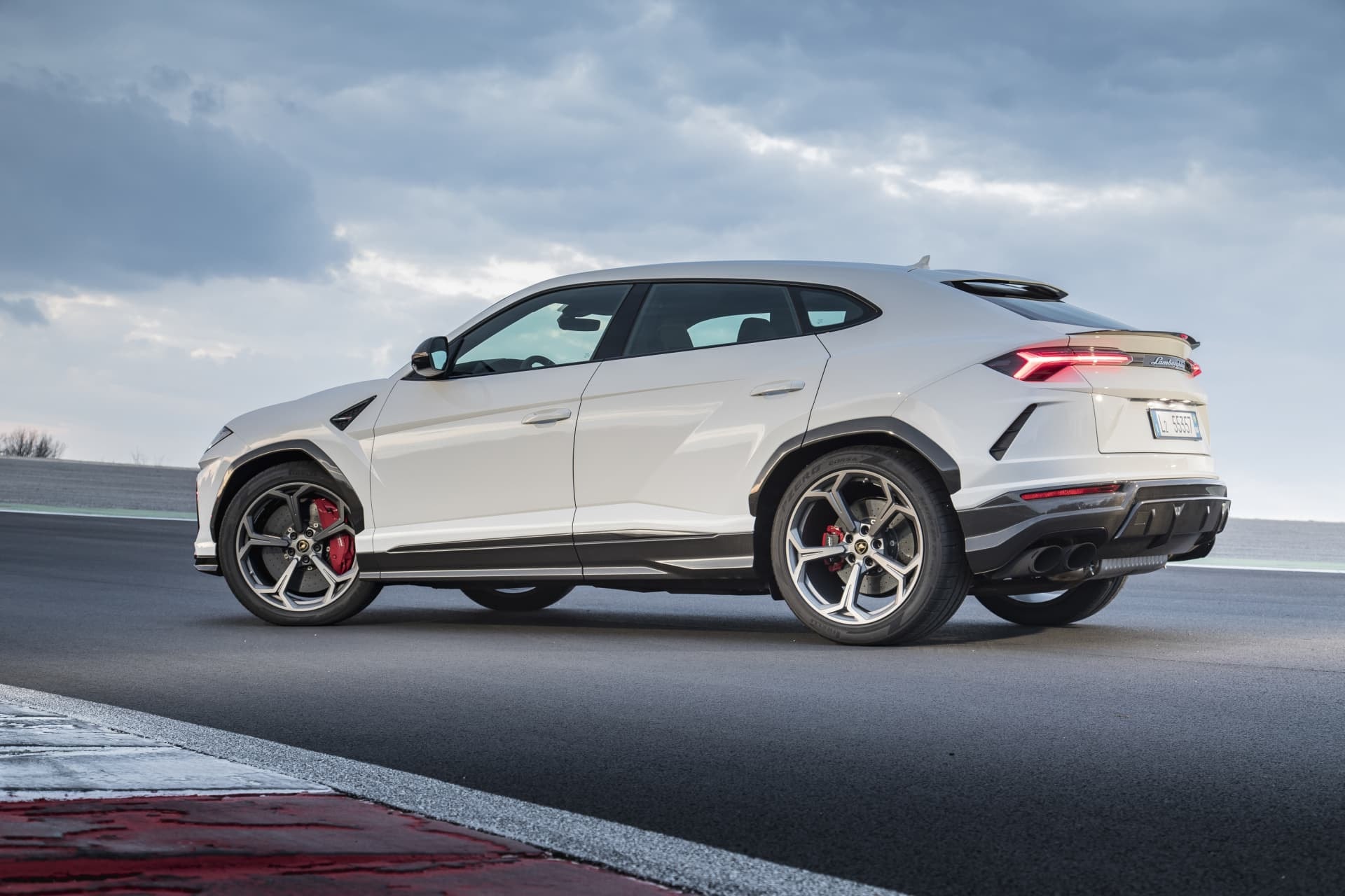 Vista dinámica del Lamborghini Urus mostrando su silueta deportiva.