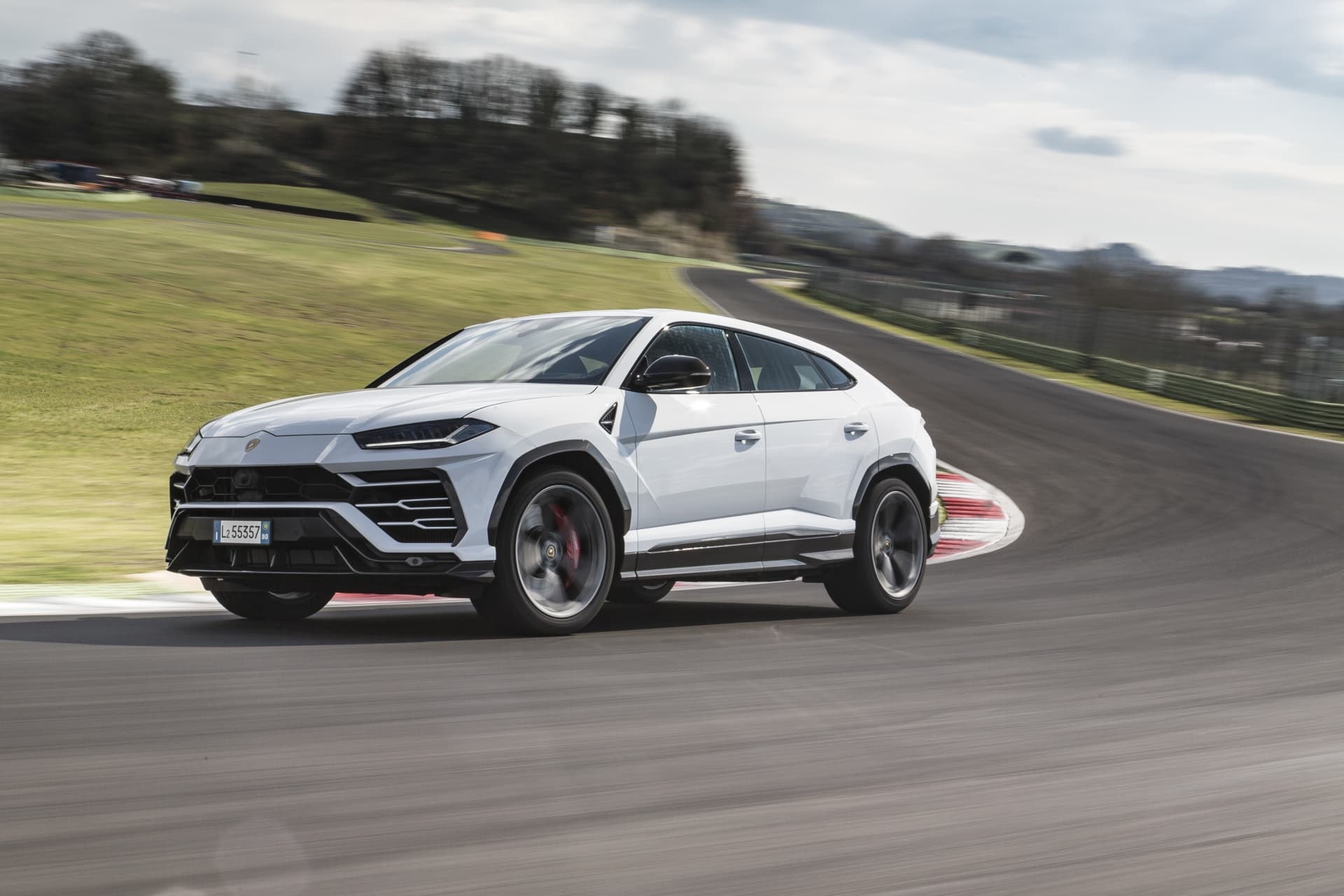Dominio del circuito por el Lamborghini Urus en su tradicional color blanco