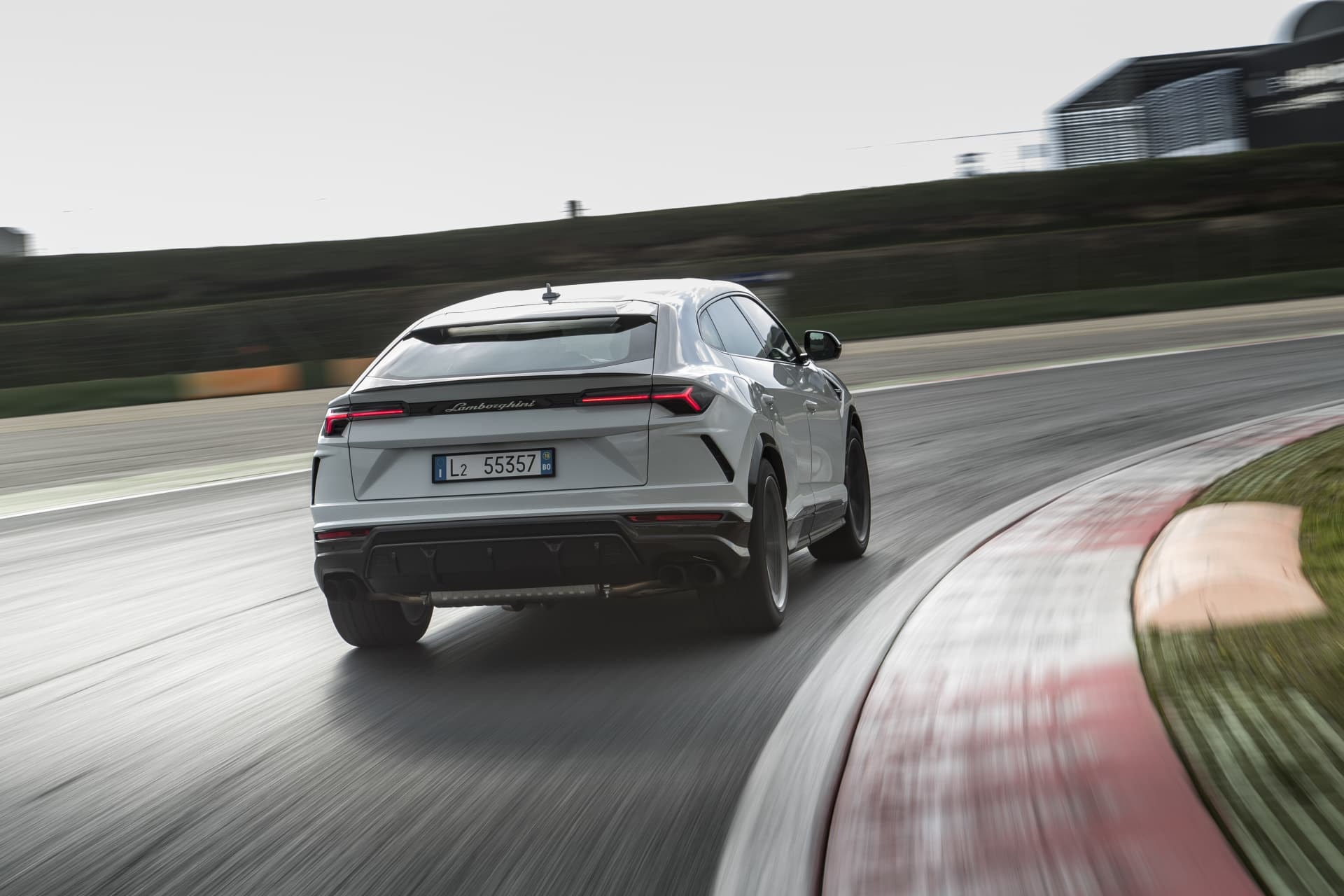 Lamborghini Urus en plena acción, mostrando su potencia y diseño aerodinámico.