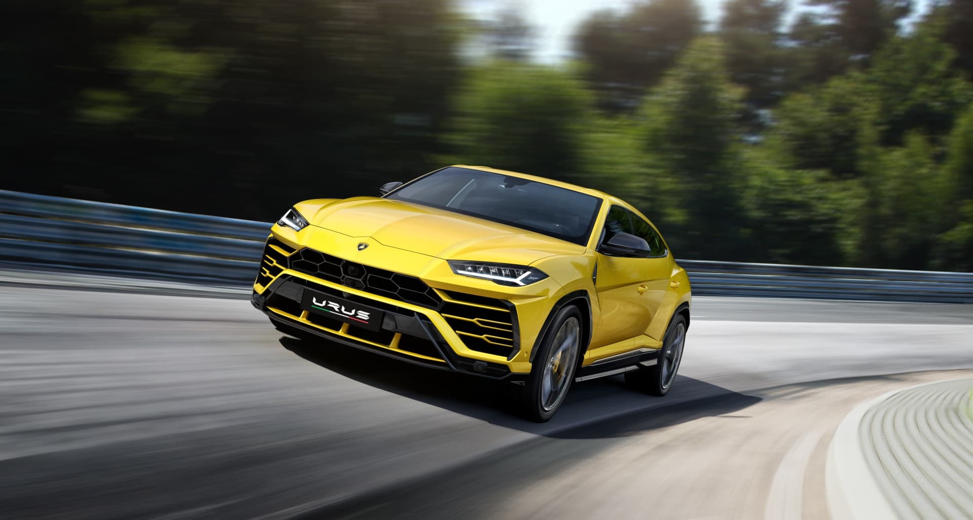 Lamborghini Urus en movimiento mostrando su imponente frontal.