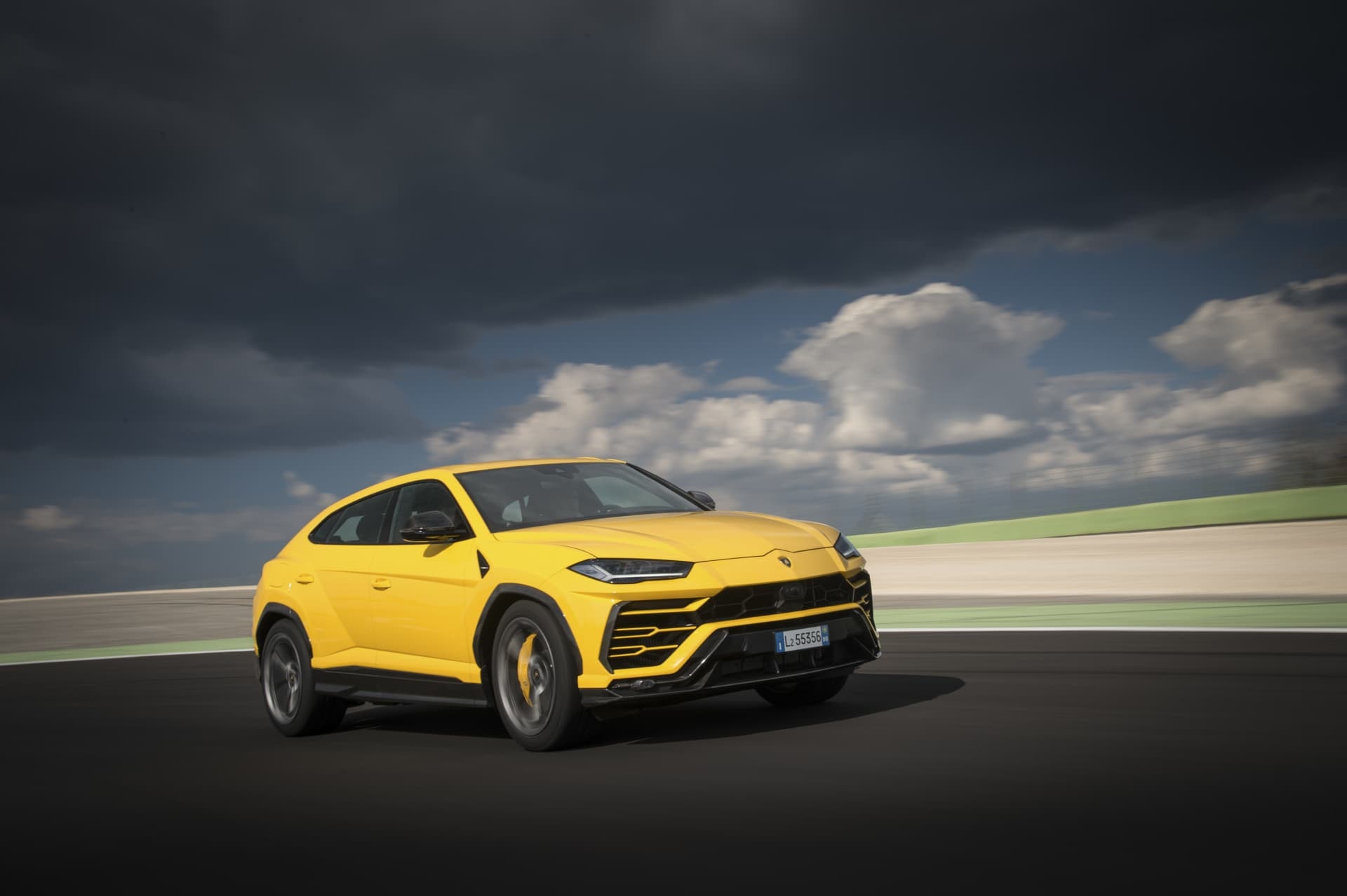 Perfil del Urus resaltando sus líneas aerodinámicas y detalles en color amarillo.