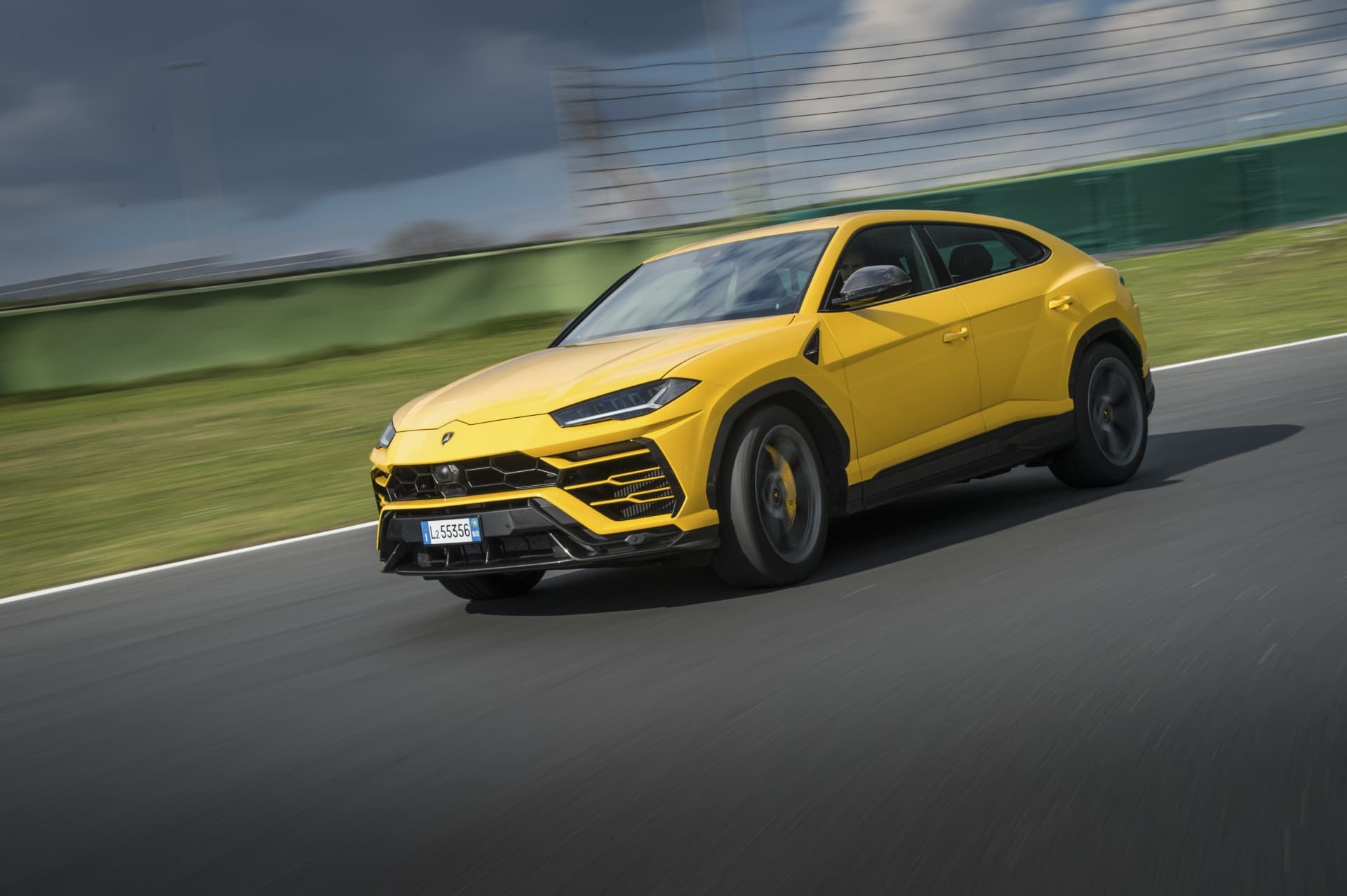 Lateral dinámico del Urus, demostrando su perfil deportivo y exclusividad en movimiento.