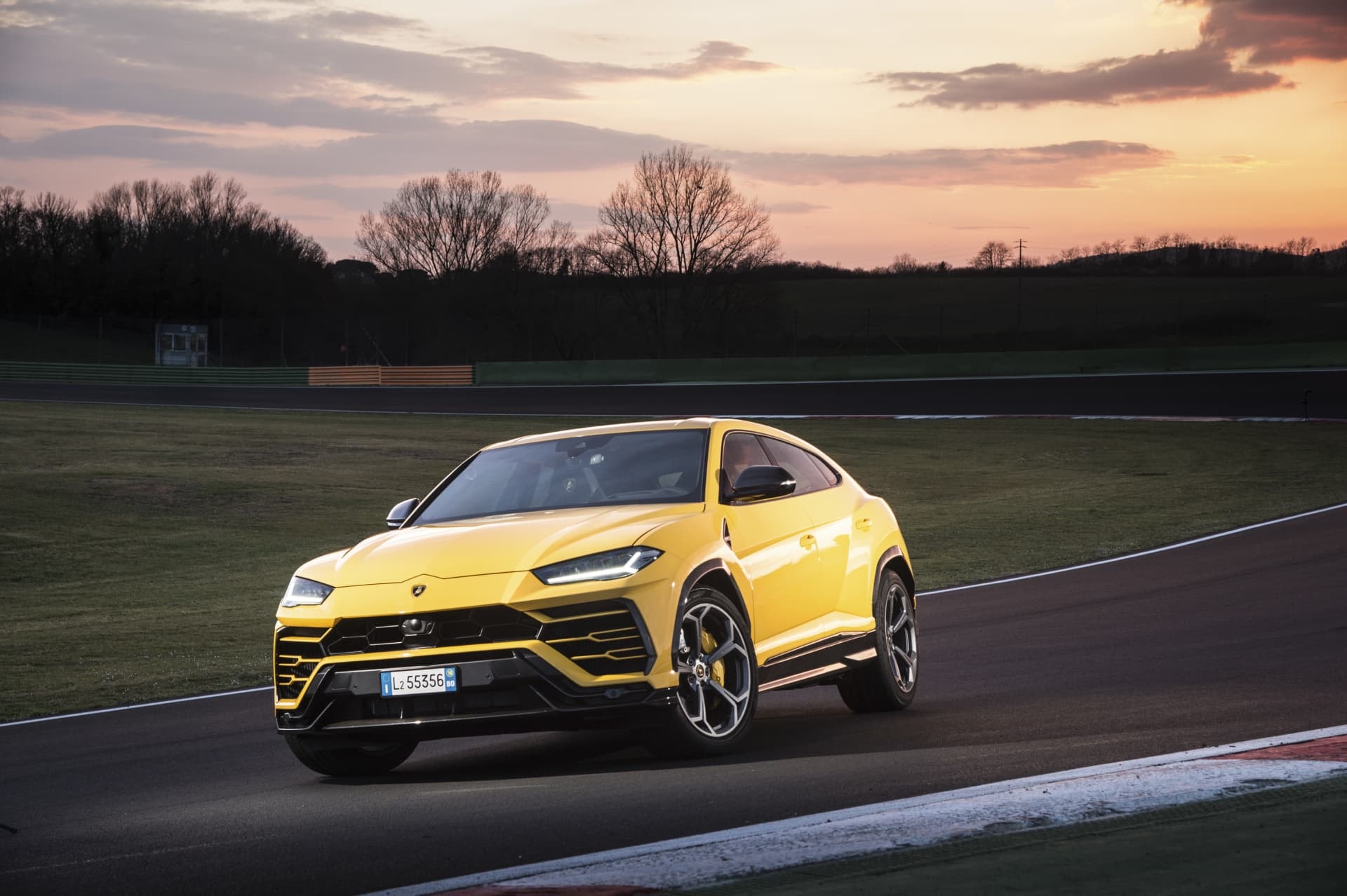 Vista dinámica del Lamborghini Urus en circuito, color amarillo
