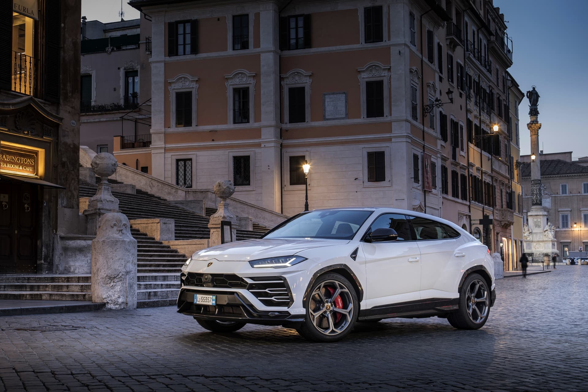 Lamborghini Urus en blanco luciendo su diseño en la Plaza de Roma.