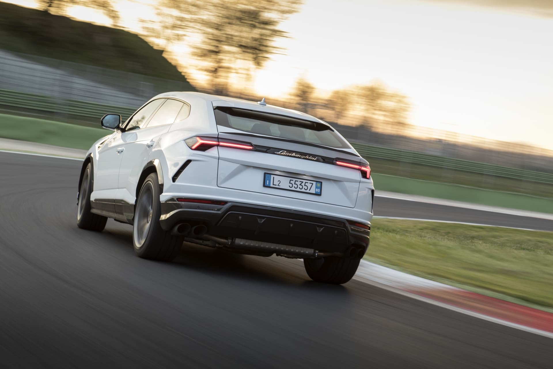 La trasera del Urus capturada al atardecer, mostrando su distintiva silueta