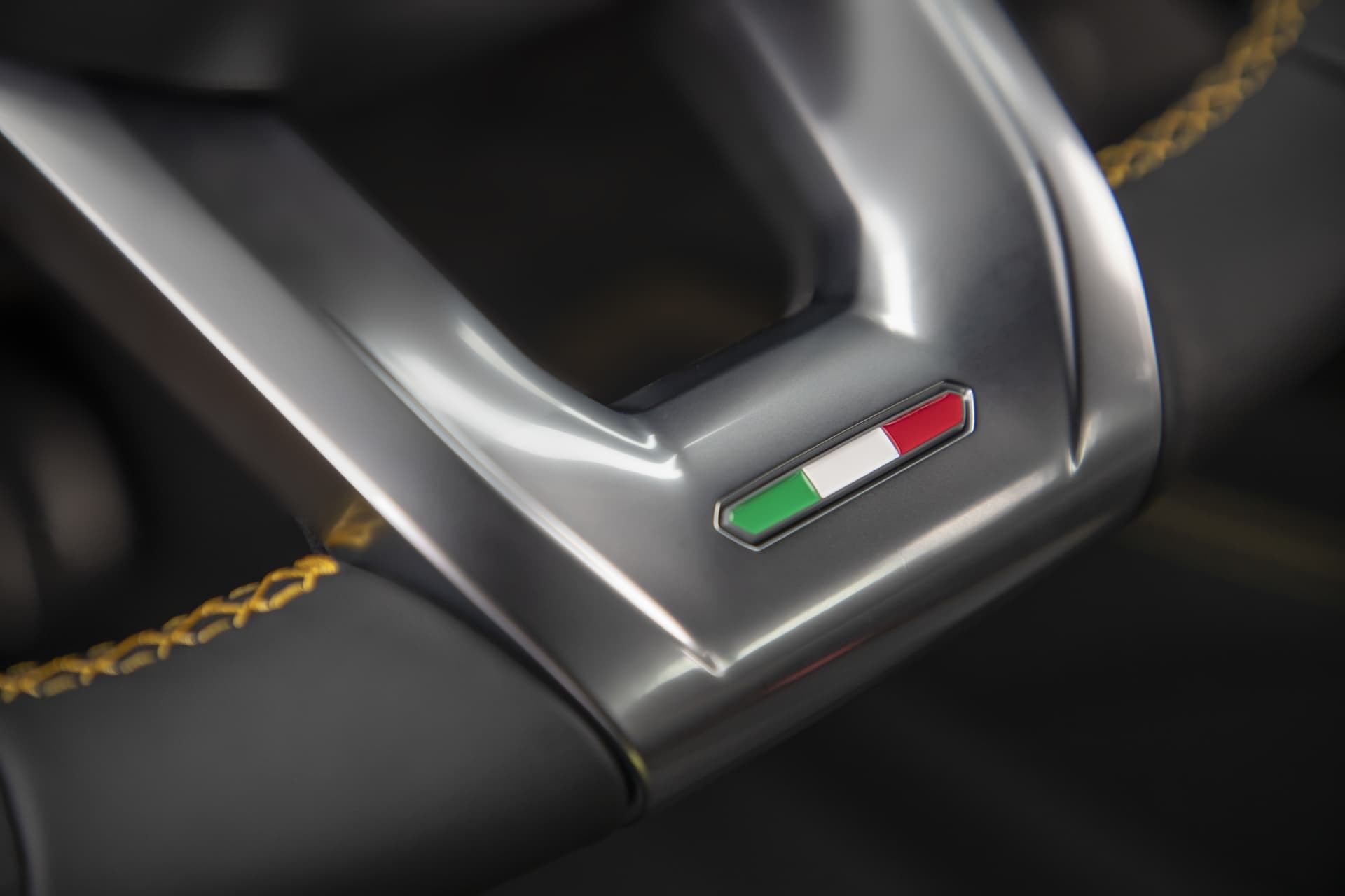 Detalle del emblema italiano en el volante que evoca su herencia.
