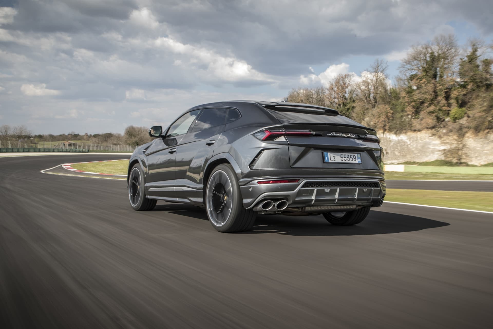 Vista trasera del Urus negro, destacando el diseño de su escape y firma lumínica única.