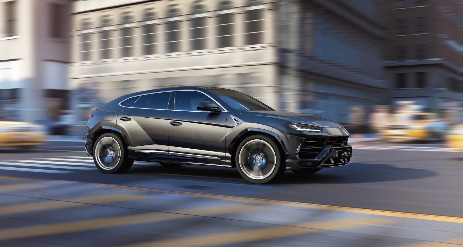 Lamborghini Urus en movimiento, capturando la esencia de su diseño lateral dinámico.