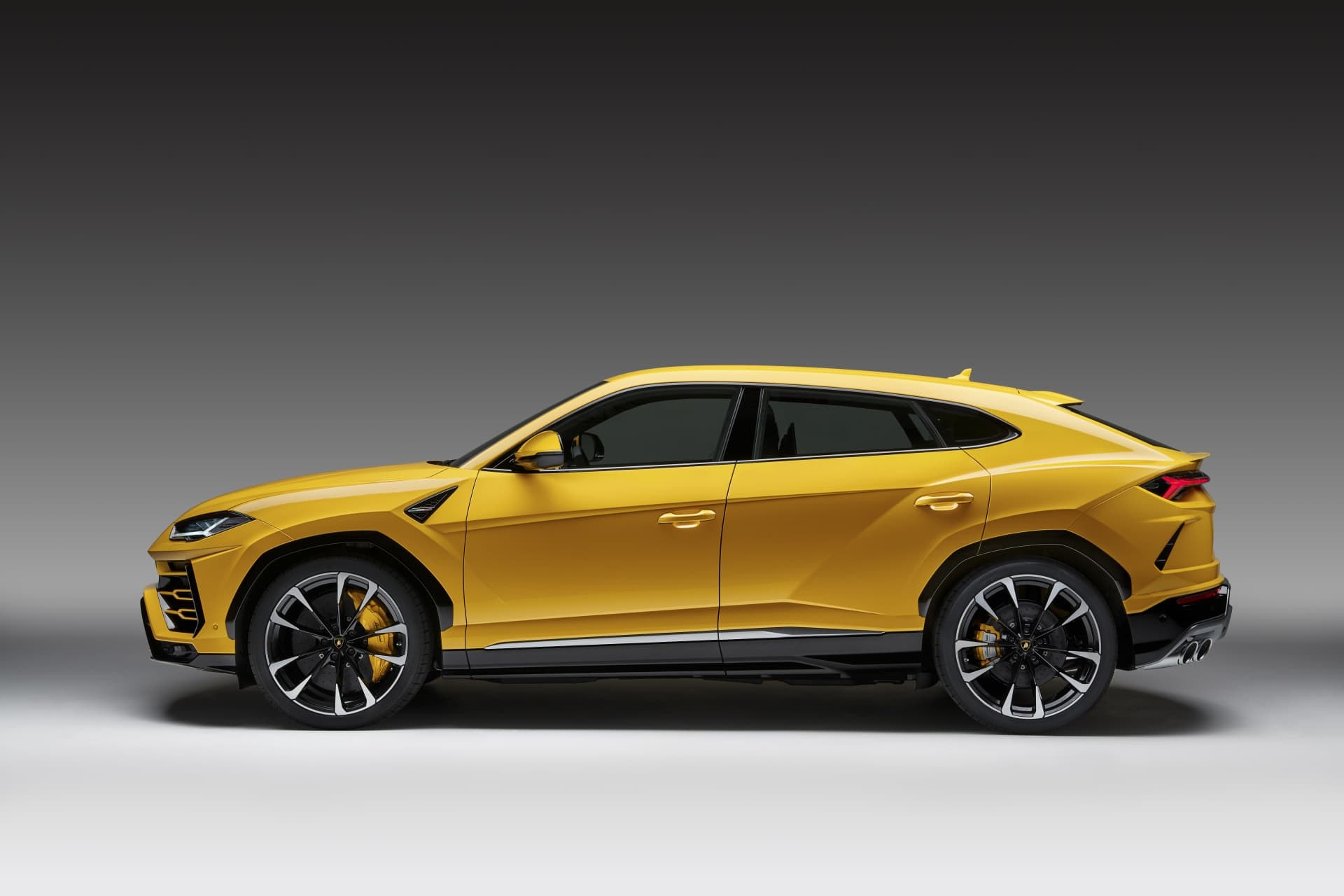 Perfil lateral del Urus, resaltando su silueta deportiva SUV.