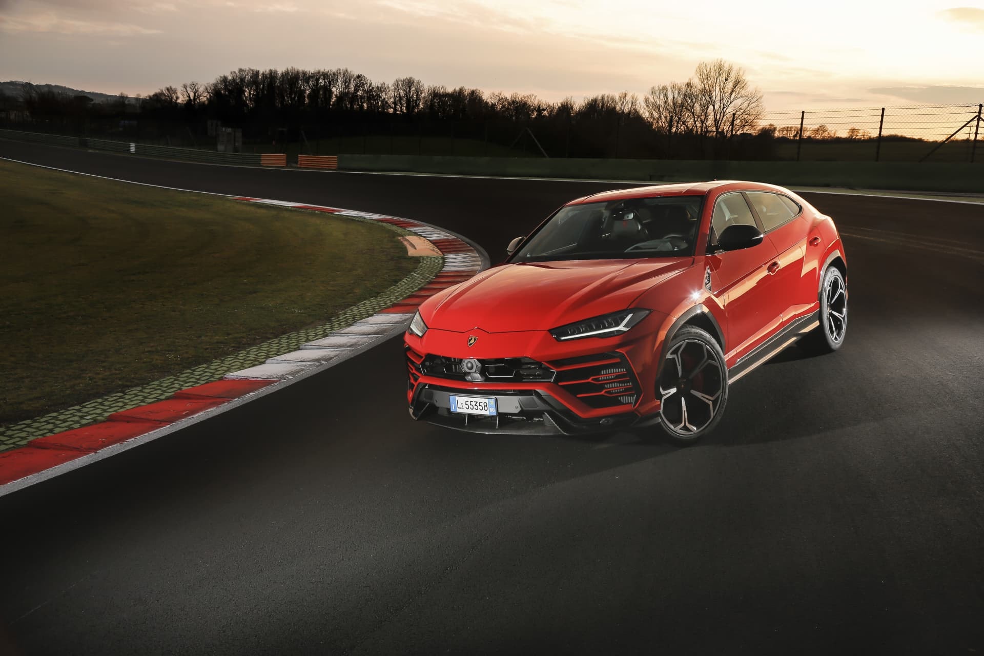 Lamborghini Urus rojo en acción, reflejando su deportividad y lujo