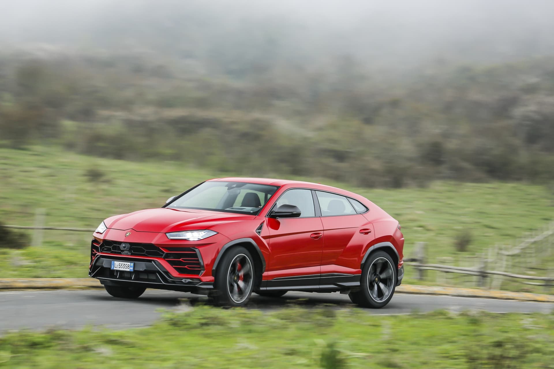 Perfil del Urus rojo destacando sus líneas aerodinámicas