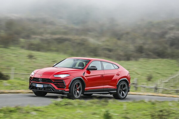 Perfil del Urus rojo destacando sus líneas aerodinámicas Perfil del Urus rojo destacando sus líneas aerodinámicas