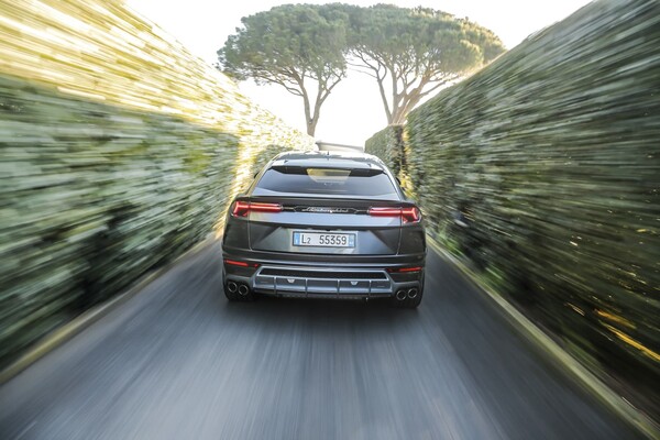 Vista trasera del Urus mostrando su poderosa salida en carretera Vista trasera del Urus mostrando su poderosa salida en carretera