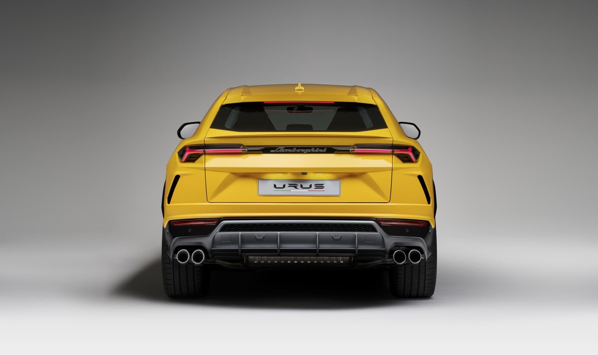 Vista trasera del Lamborghini Urus que muestra sus líneas y escapes.