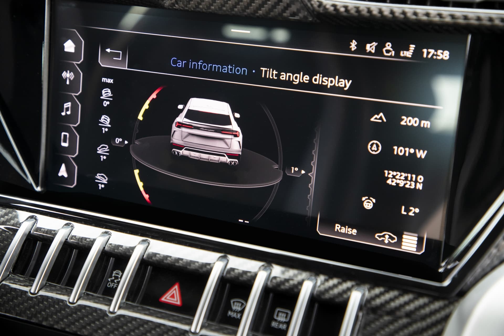 Indicador de inclinación del Lamborghini Urus en la pantalla central.