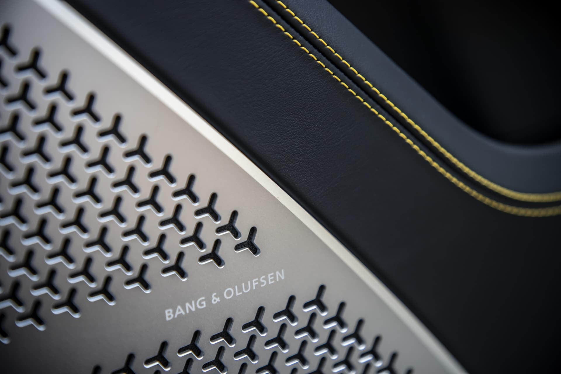 Sistema de sonido Bang & Olufsen en el interior del Urus, atención en el detalle.