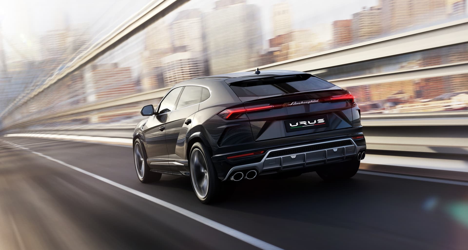 Urus en plena aceleración, mostrando su trasera y diseño lateral dinámico.