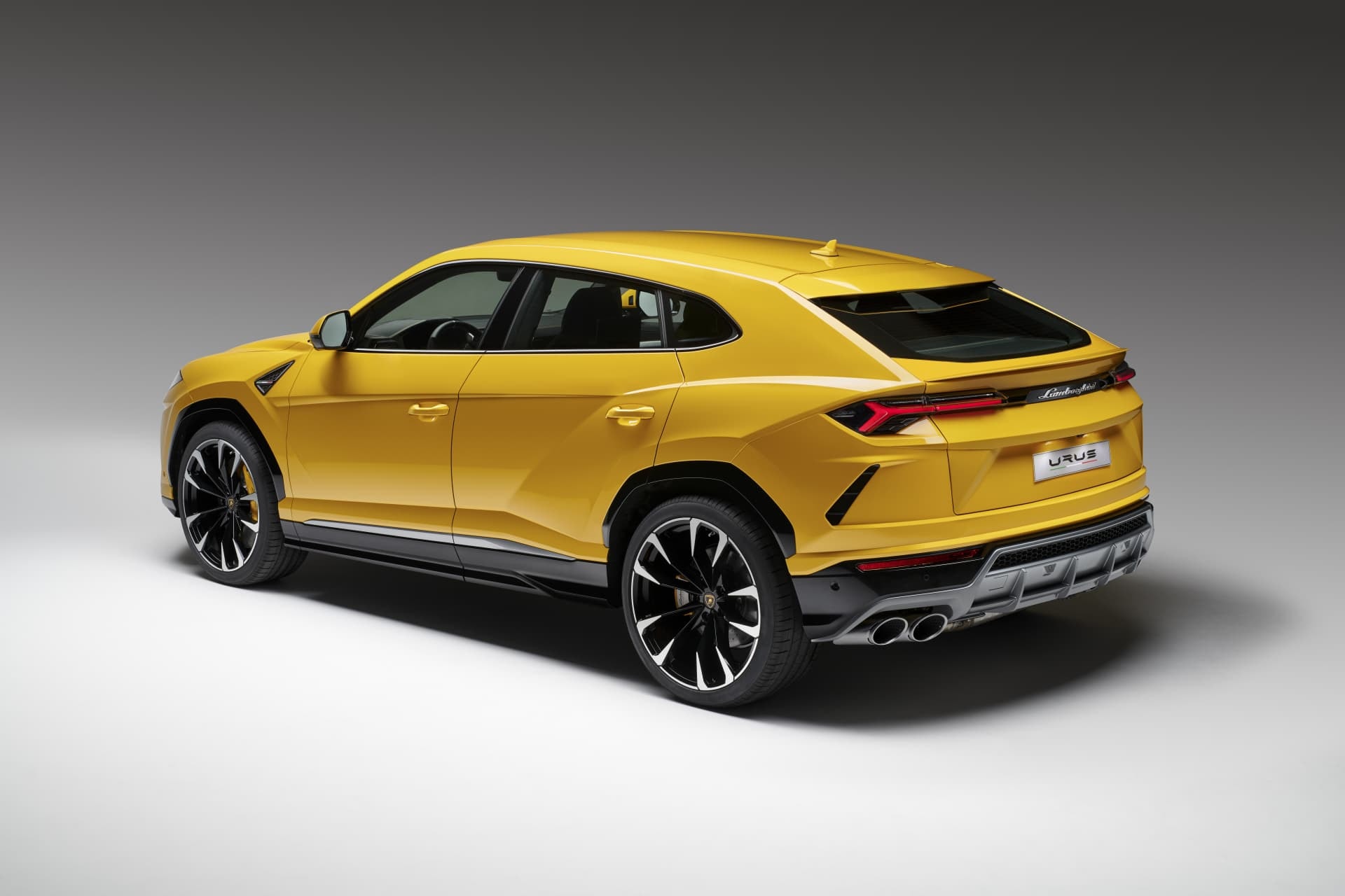 Detallada vista trasera y lateral del Urus, mostrando su diseño único