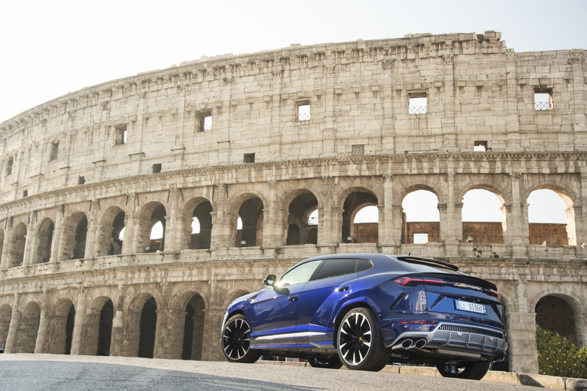Lamborghini Urus en azul metálico delante del Coliseo, una postal perfecta.