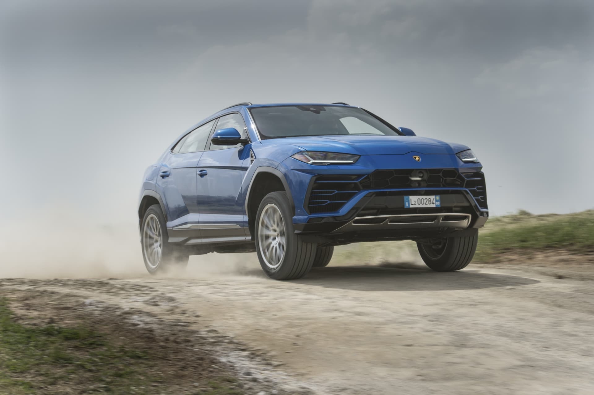 Lamborghini Urus en acción, demostrando su capacidad todoterreno.