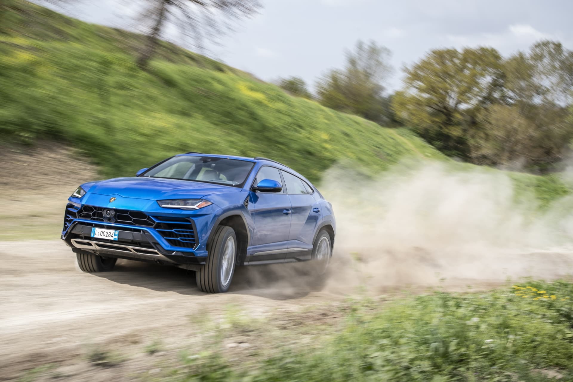 El Lamborghini Urus en color azul se luce en condiciones off-road, ejemplificando adaptabilidad y estilo.