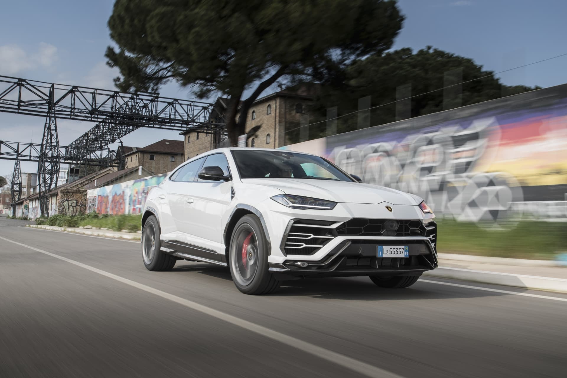Urus blanco capturado en movimiento, resaltando su adaptabilidad al entorno urbano.