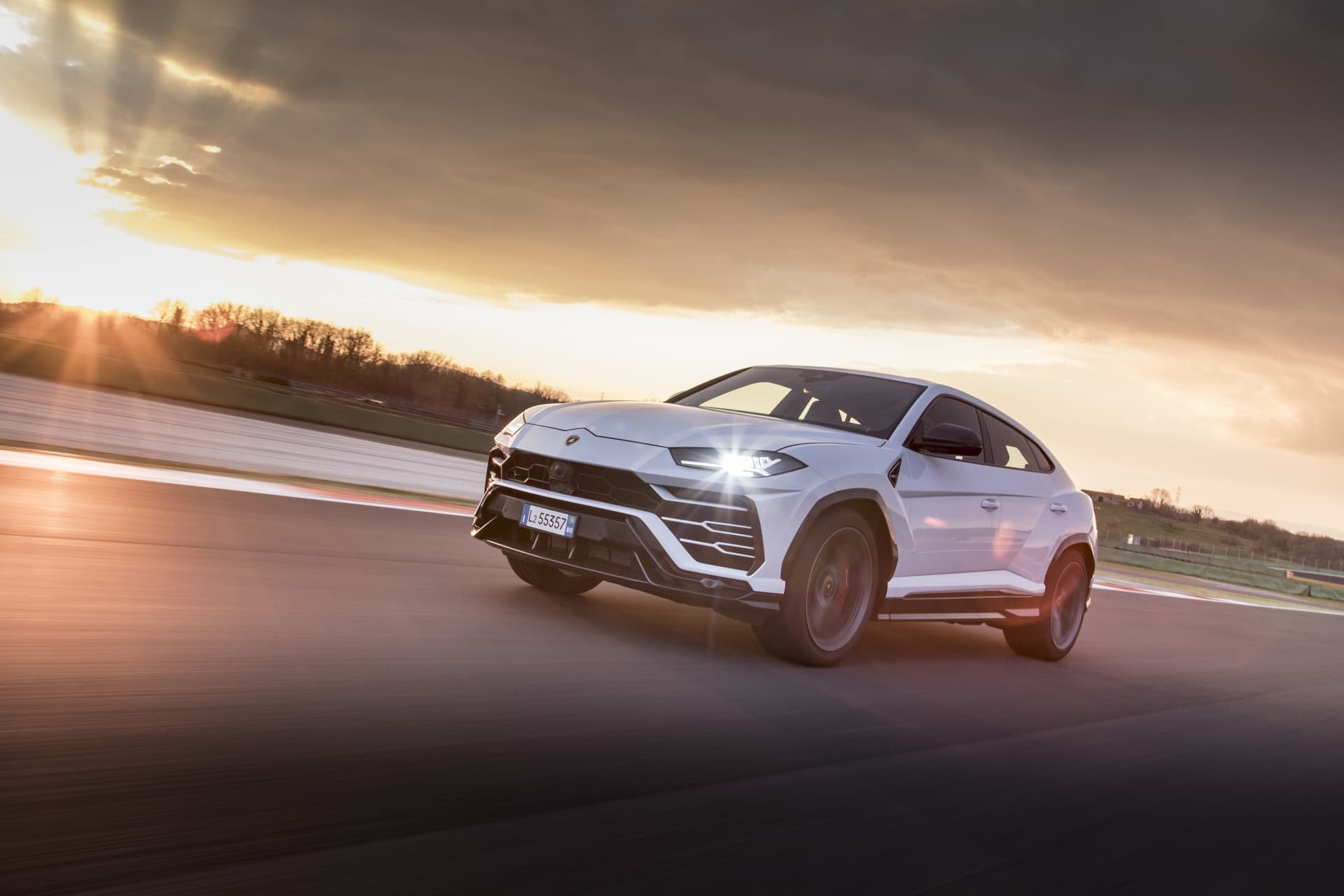 Vista dinámica lateral del Urus en blanco, subraya la fusión de SUV y superdeportivo