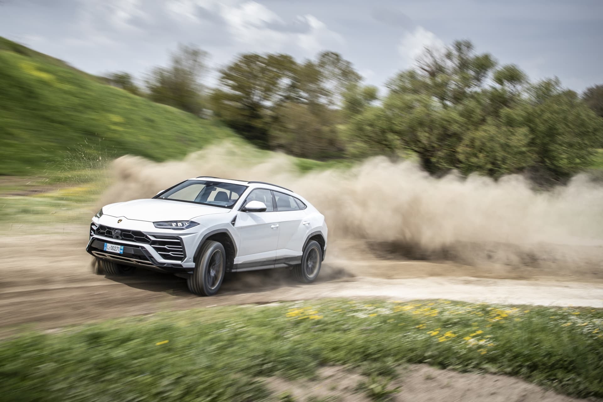 Dinámica lateral del Urus mientras atraviesa con agilidad terrenos fuera de la carretera.