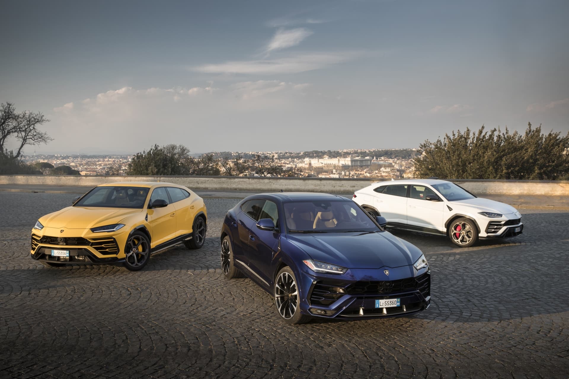 Los distintos colores del Lamborghini Urus destacan su diseño estilizado.