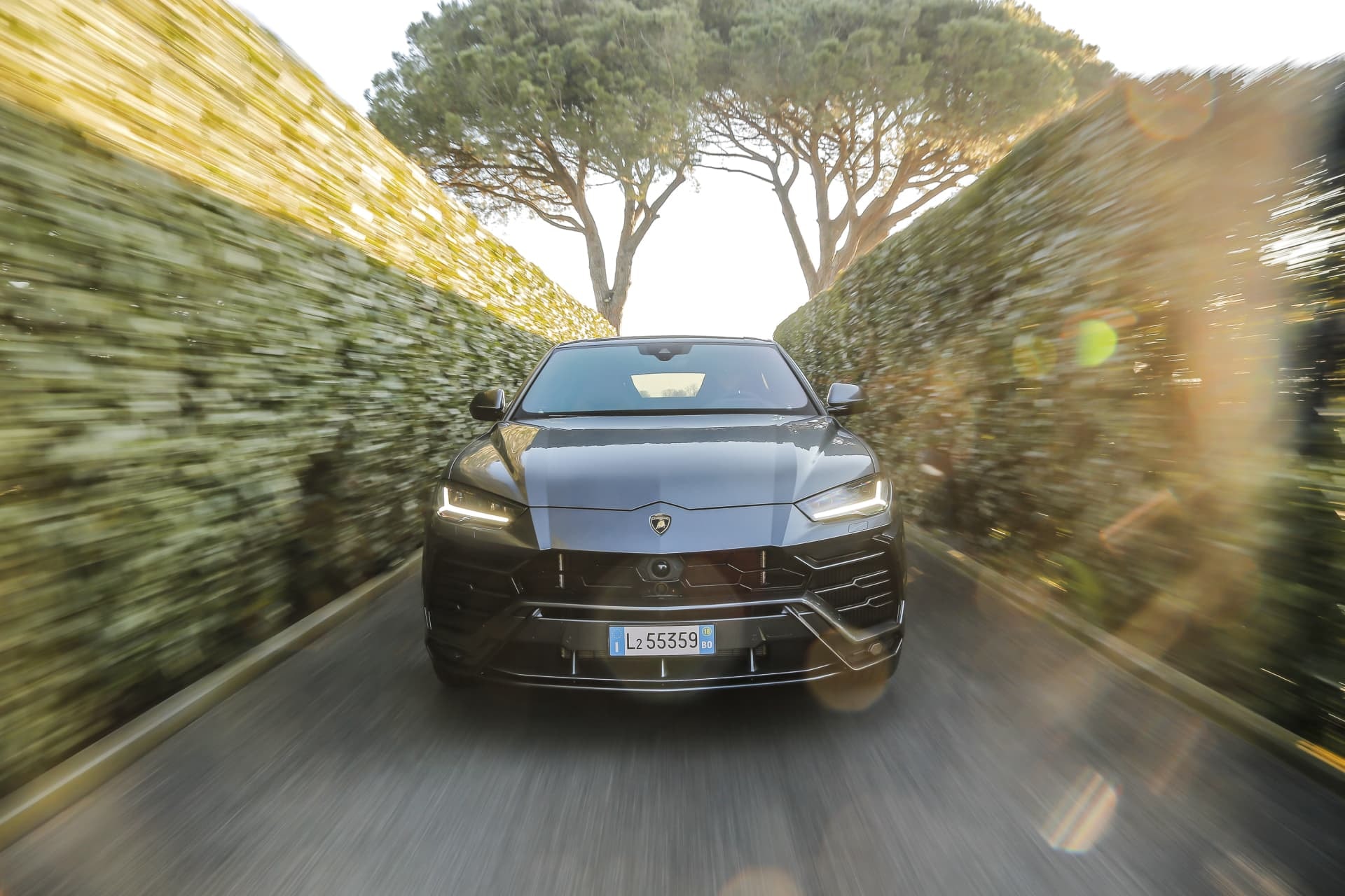 Captura de la impresionante parrilla y frontal del Urus en marcha