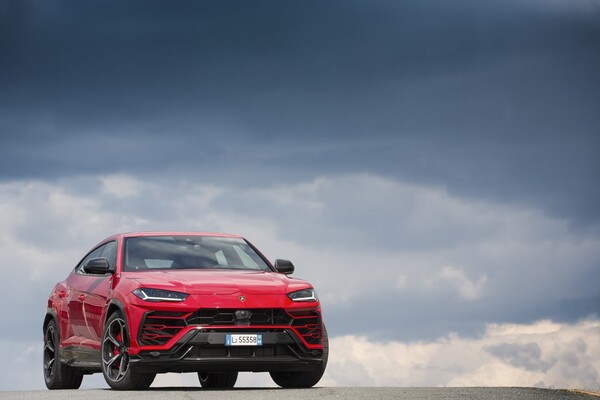 El Urus rojo posa bajo un cielo tempestuoso, resaltando su naturaleza agresiva El Urus rojo posa bajo un cielo tempestuoso, resaltando su naturaleza agresiva