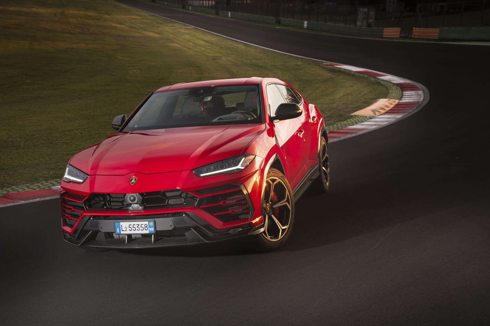 Toma del Urus rojo perfilando su diseño agresivo y líneas modernas