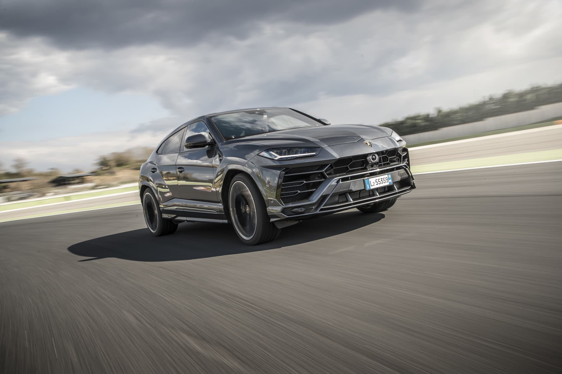 Imagen lateral del Urus en color negro, evidenciando la fusión entre lujo y deportividad.