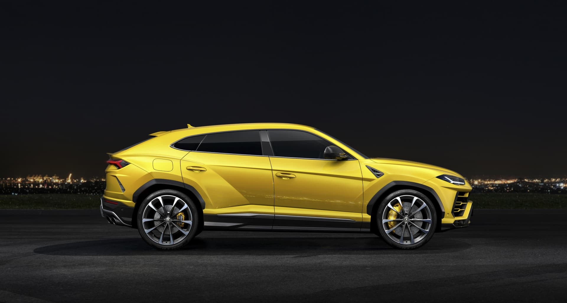Perfil lateral del Urus amarillo, representando potencia y estética deportiva.