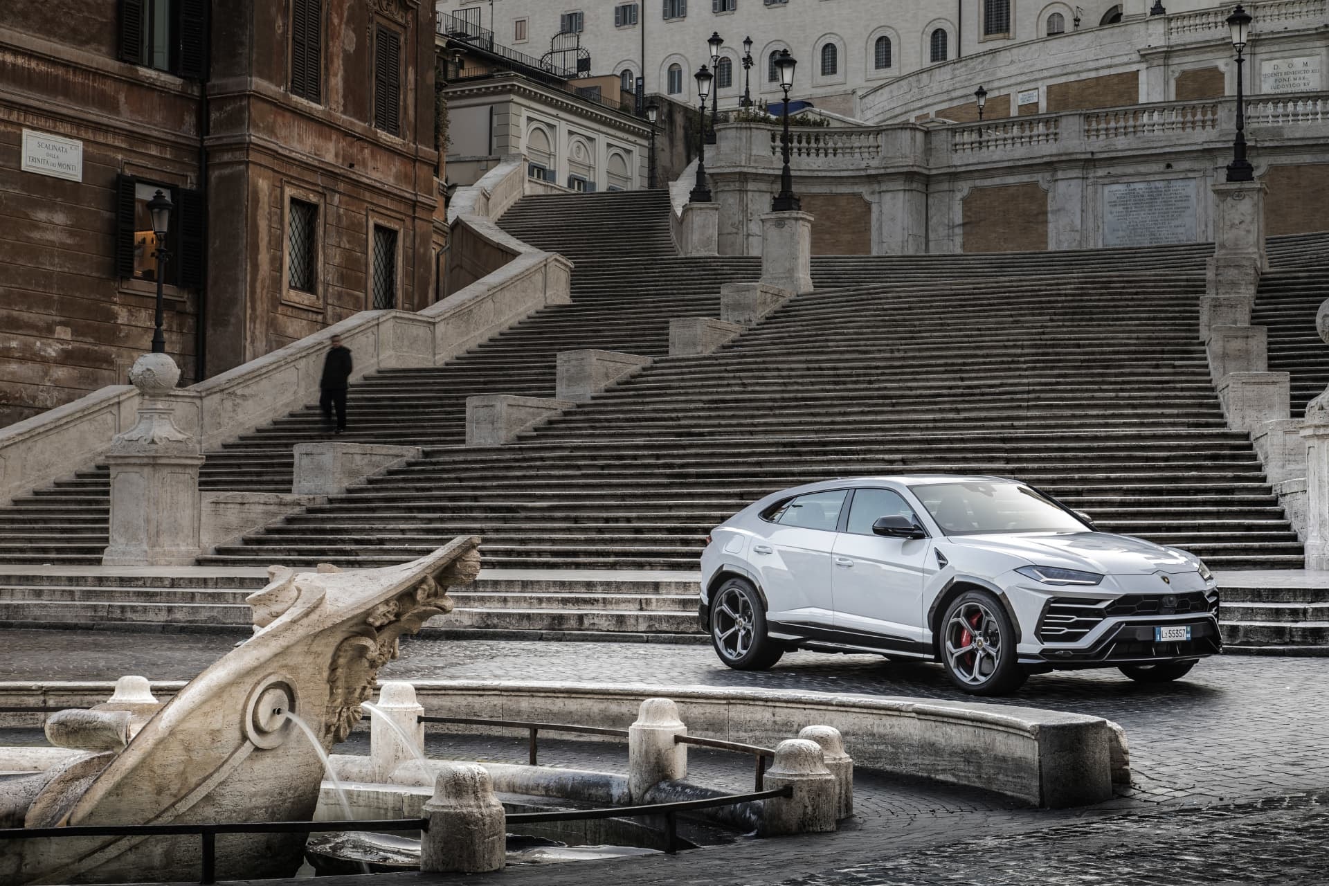 Vista frontal y lateral del Urus enfatizando su imponente presencia.