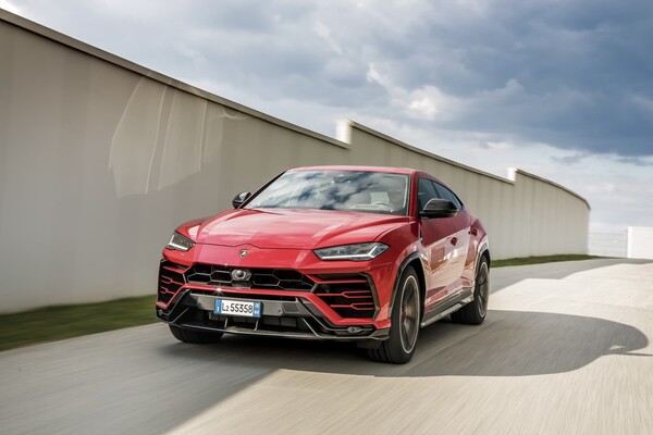 Dinamismo puro capturado en la imagen del Urus rojo Dinamismo puro capturado en la imagen del Urus rojo
