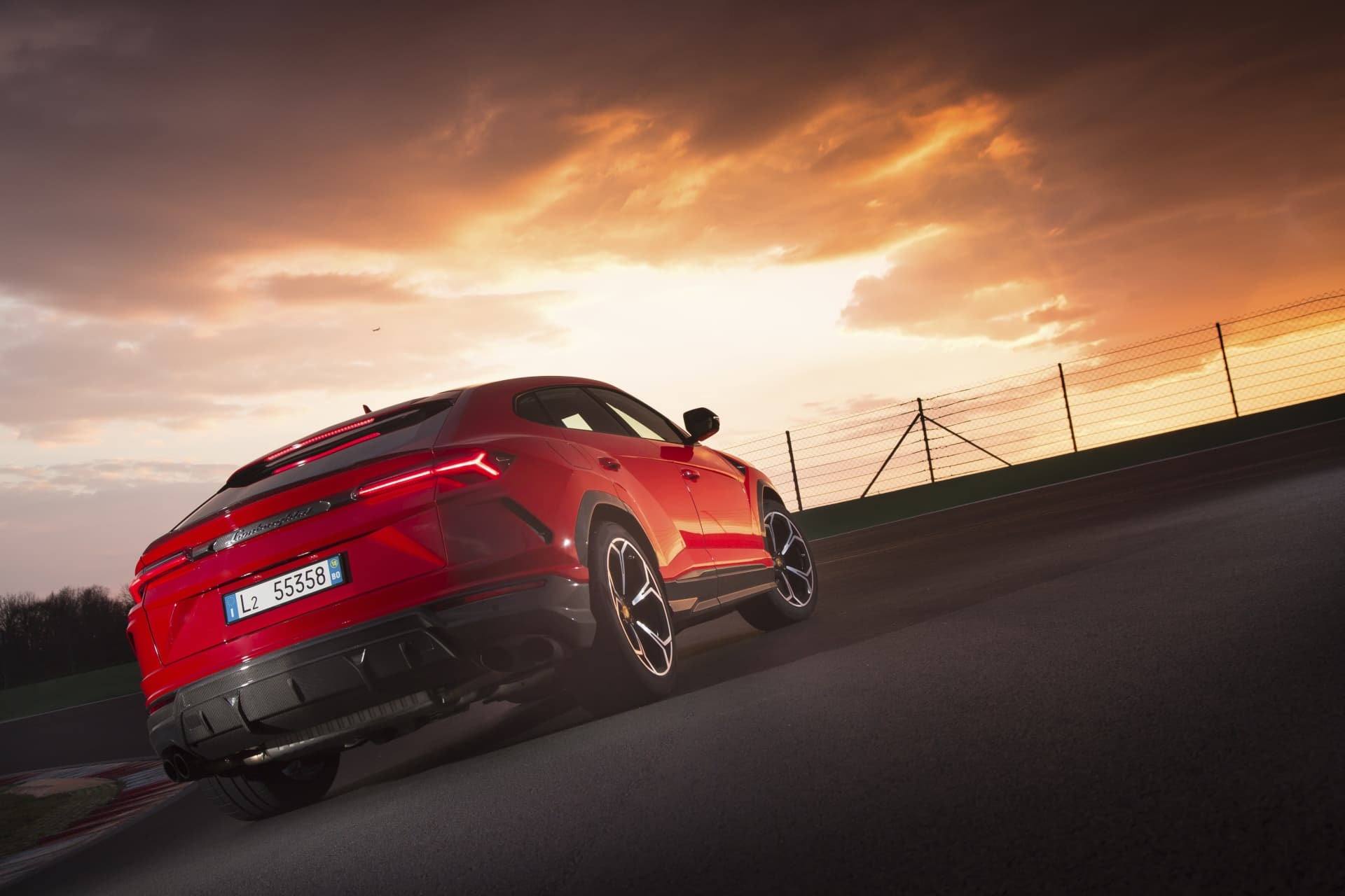 Vista posterior del Urus en color rojo, destacando su diseño y doble escape