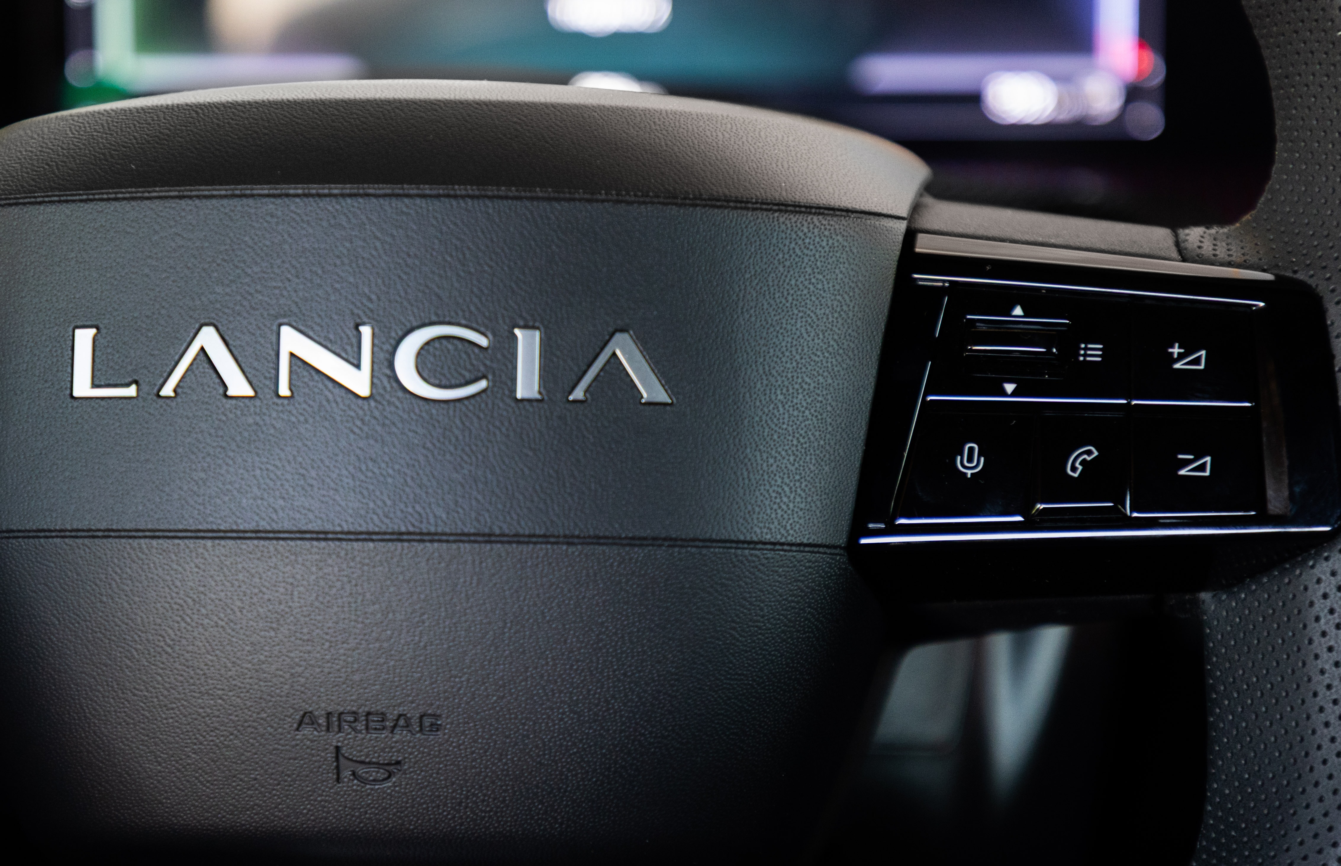 Vista cenital de la consola central con controles intuitivos.