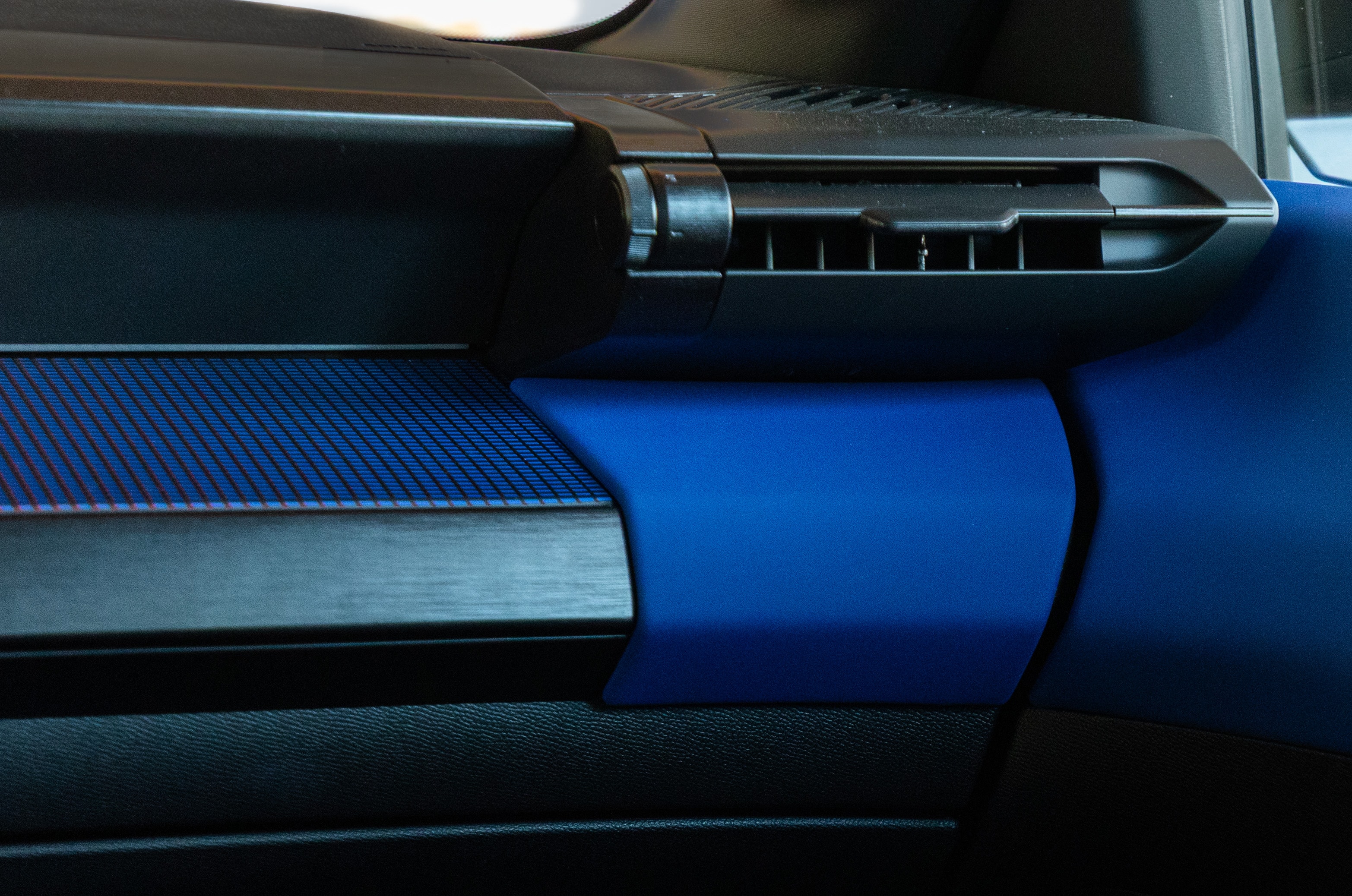 Logo HF en el volante, símbolo de la herencia deportiva de Lancia.