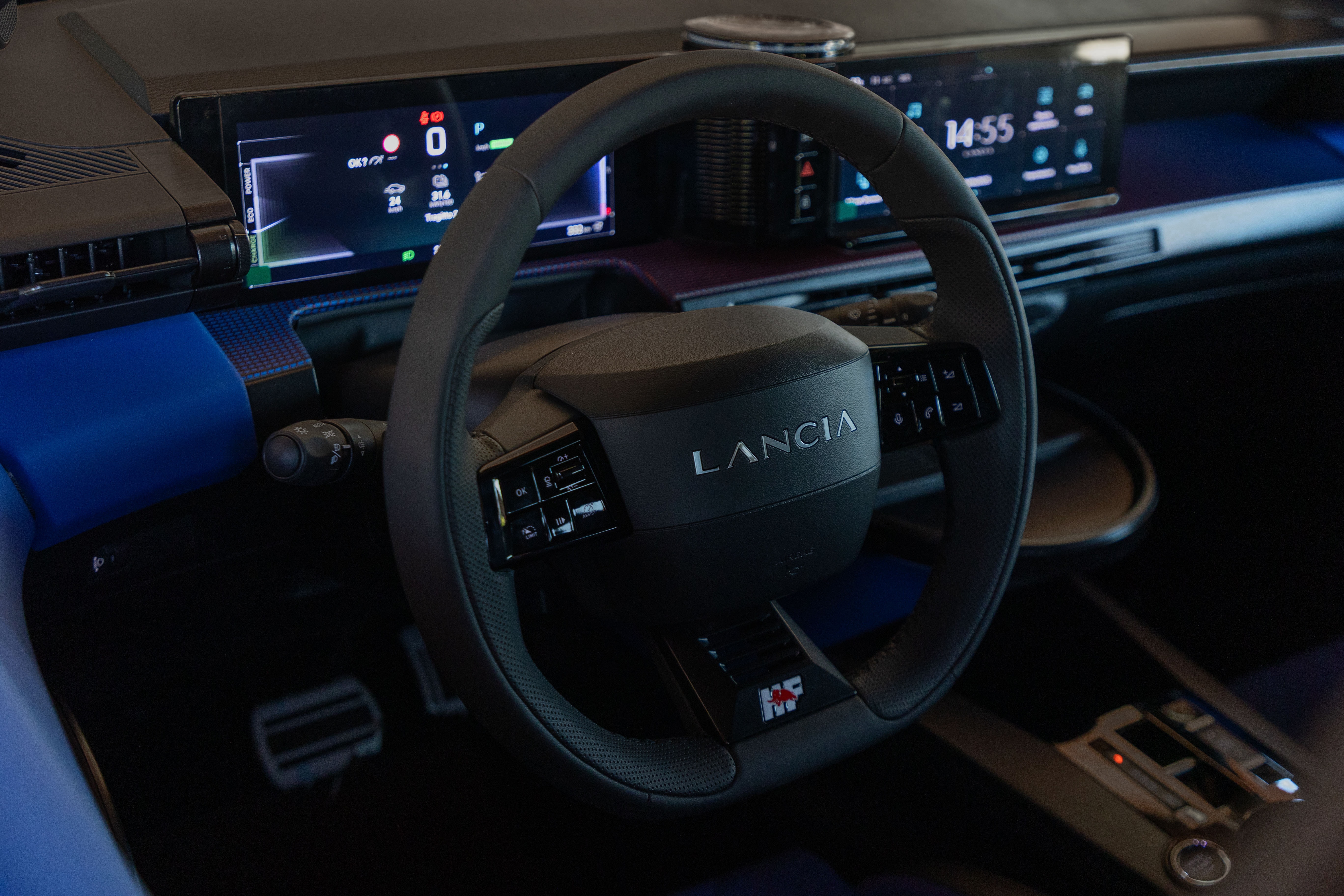 Panel lateral con acabado de alta calidad y detalles en azul.