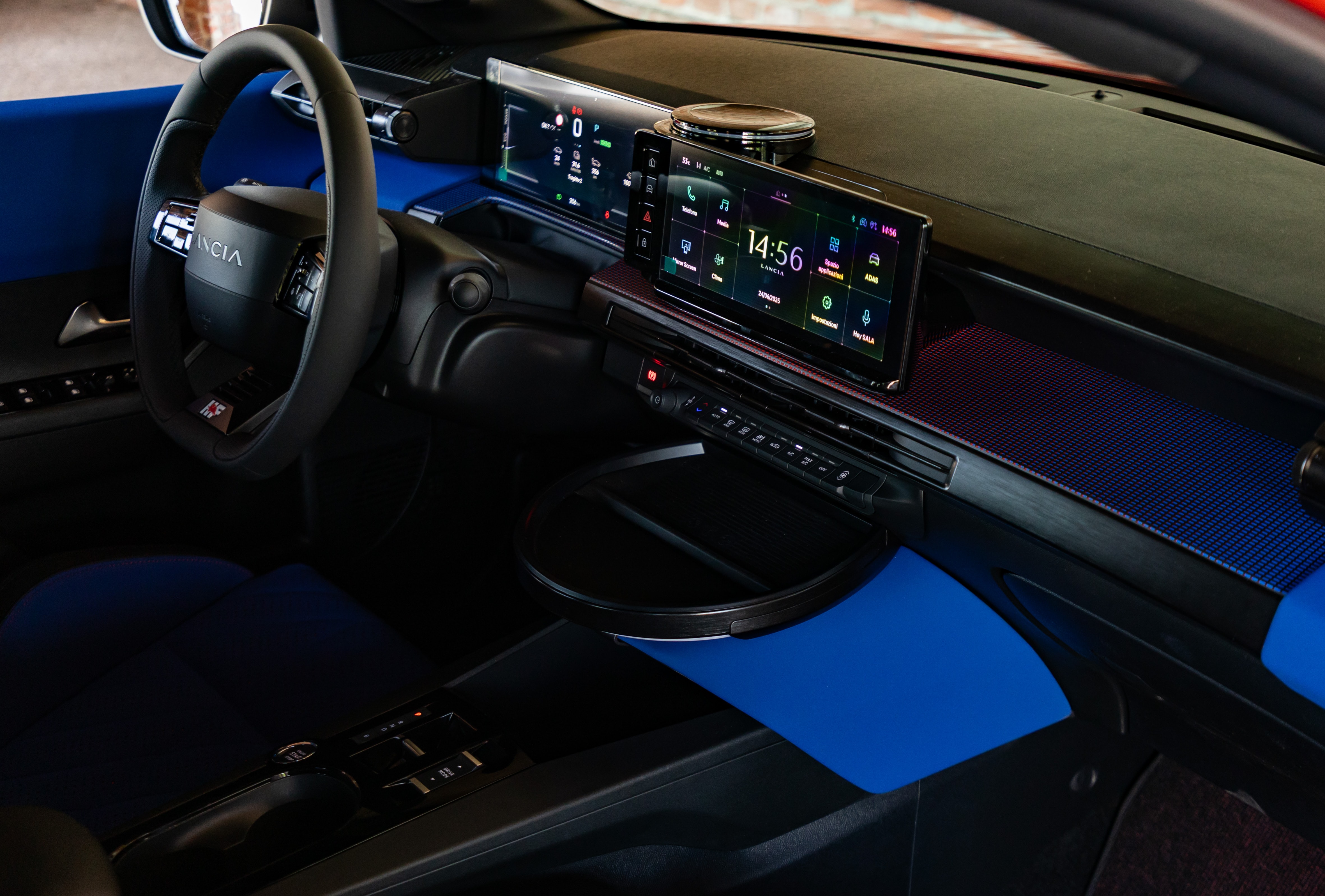 Volante del Lancia Ypsilon con controles integrados para comodidad.