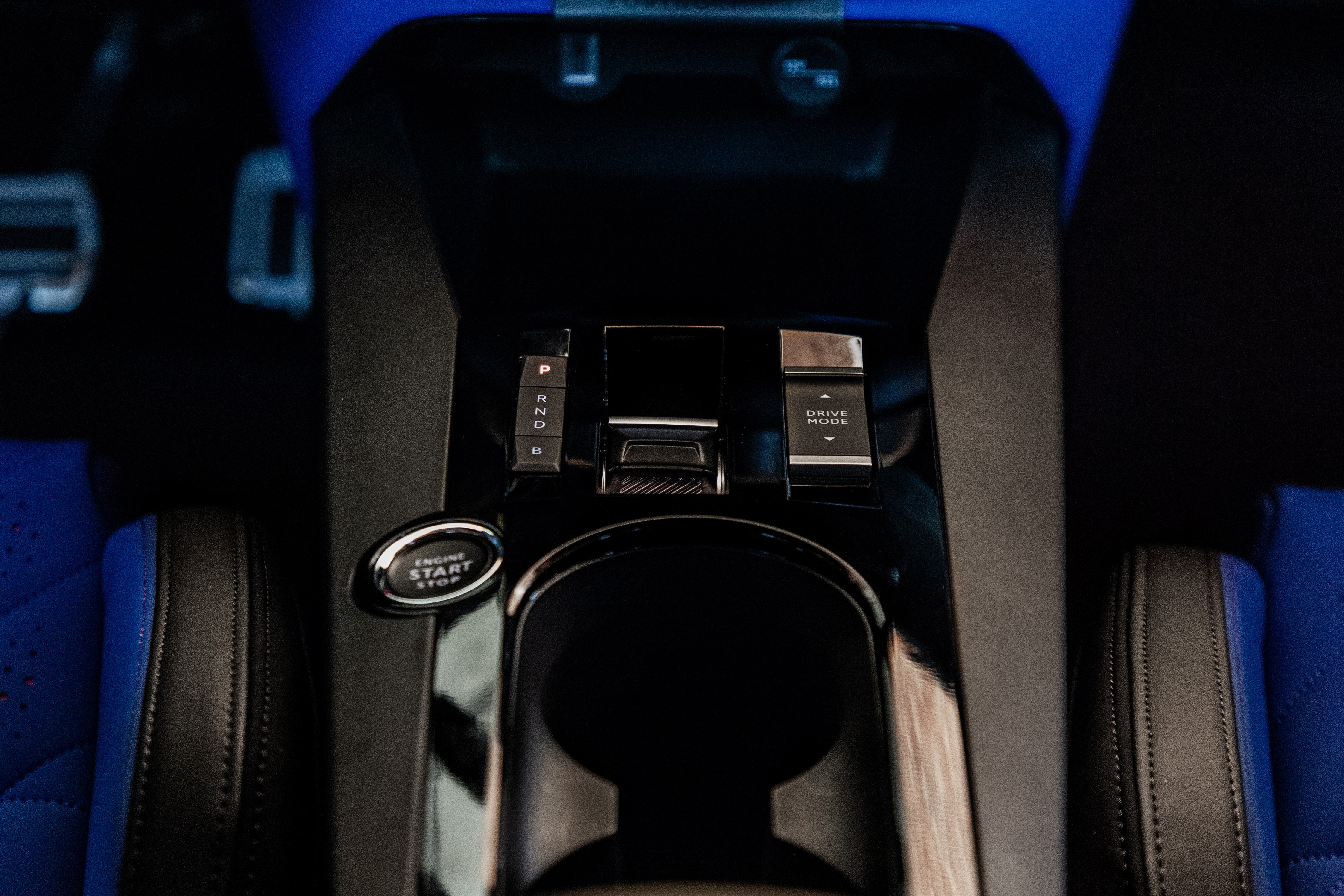 Detalle del volante con diseño ergonómico y logotipo de Lancia.