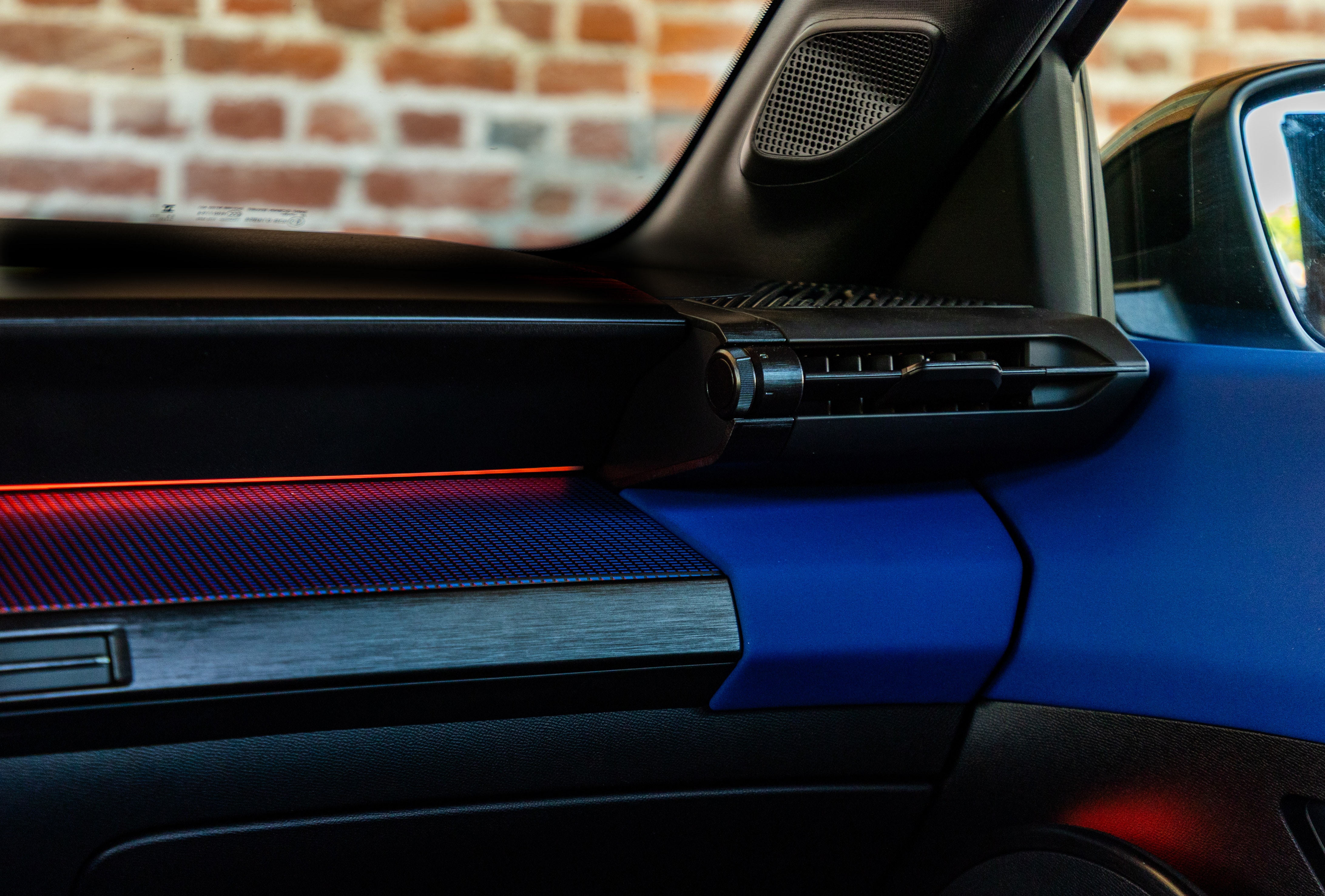 Enfoque en detalle del logotipo HF en el volante del Lancia Ypsilon.