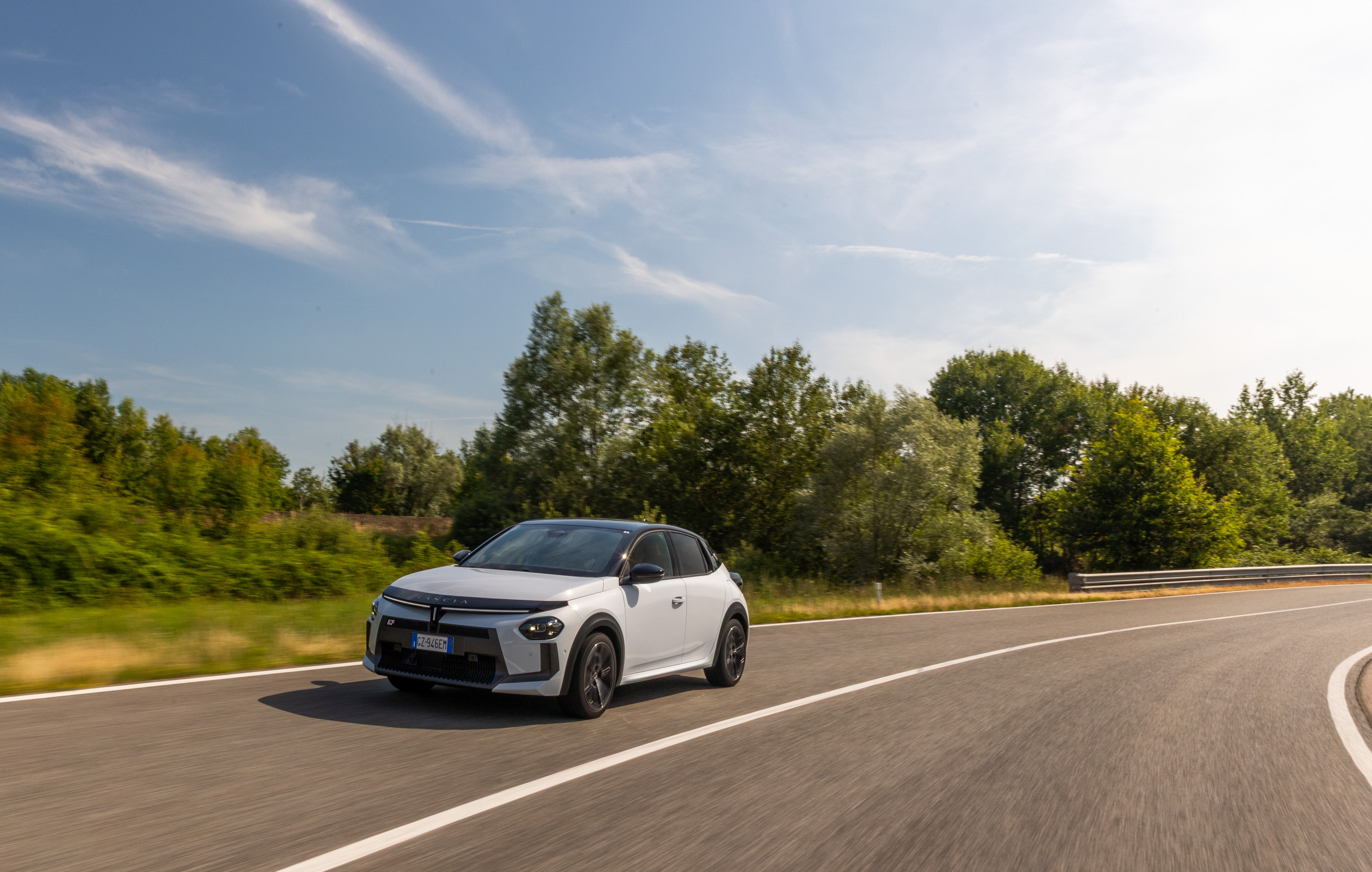 Dos versiones del Lancia Ypsilon mostrando su estilo contemporáneo en carretera.