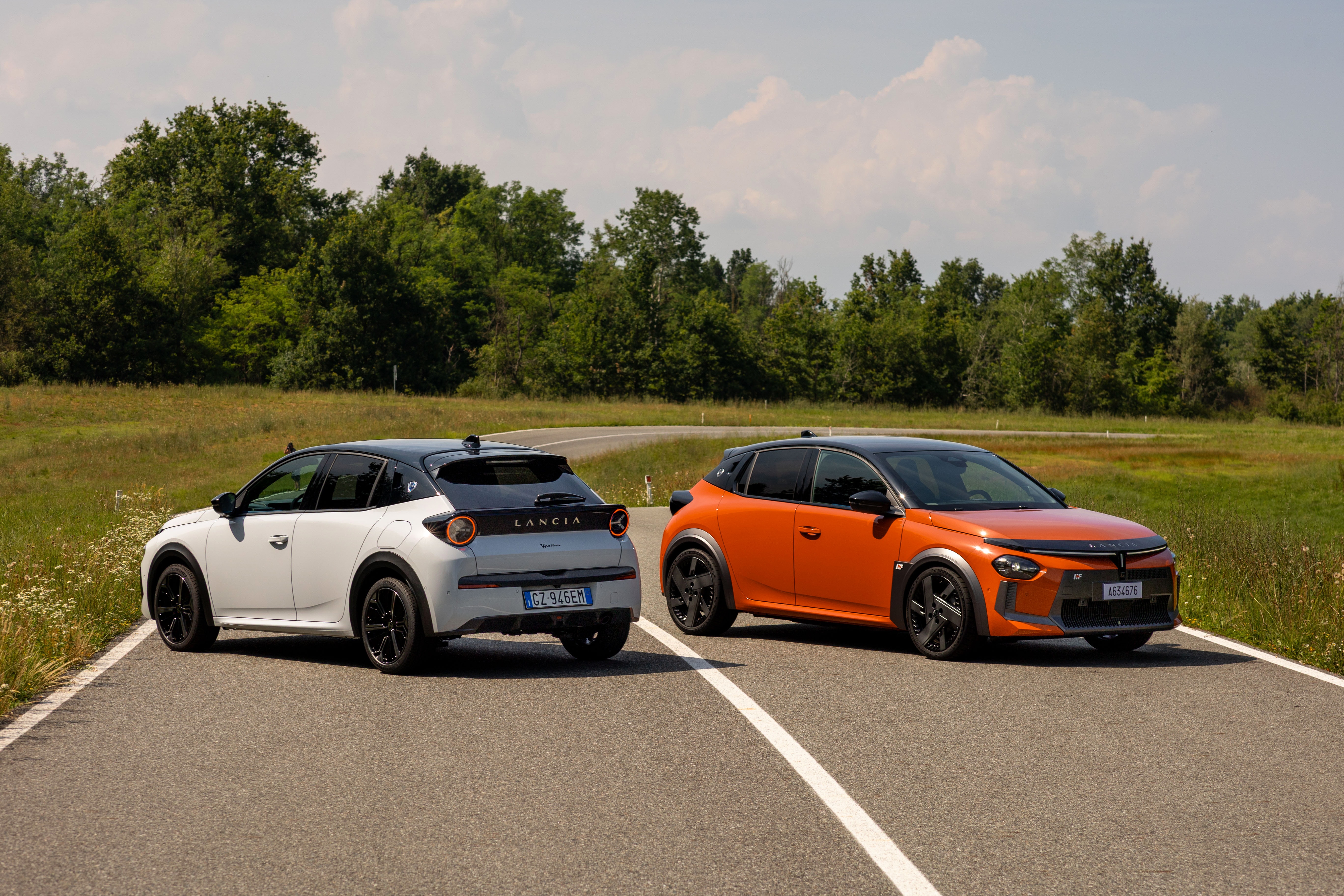 Lancia Ypsilon en color blanco y naranja, capturando su diseño deportivo.